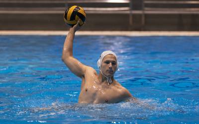 atleta-masculino-jugando-al-waterpolo-piscina-cubierta