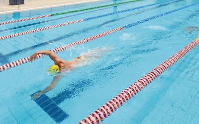 hombre-nadando-en-una-piscina